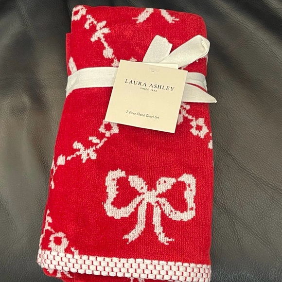 Christmas LAURA ASHLEY Hand Towels - Christmas Red Bows Hand Towels - Picture 1 of 7